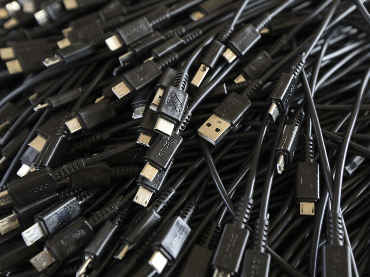 Foto: Hay más tipos de cables USB de los que probablemente podemos recordar (EFE/Daniel Irungu)