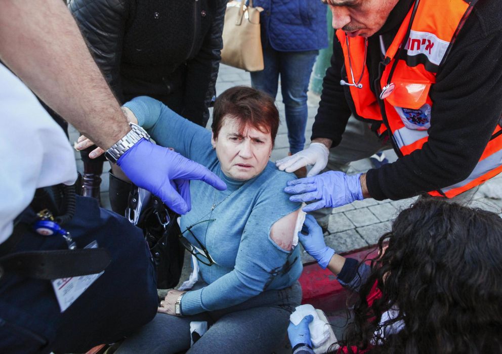 Foto: Los médicos atienden a una mujer herida por un palestino en un autobús en Tel Aviv (Reuters)