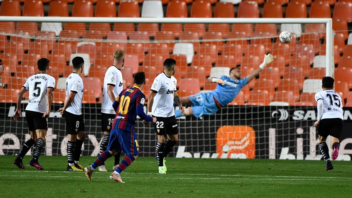 El Barça reacciona a tiempo en Valencia y remonta con un doblete de Leo Messi (2-3)