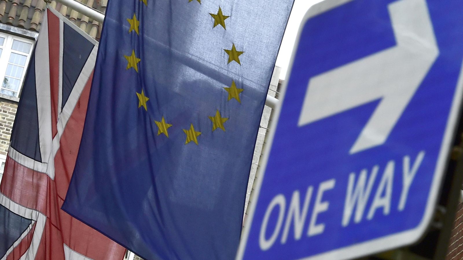 Foto: La Union Jack y la bandera de la UE cuelgan de la Casa de Europa en Londres, en junio de 2015.