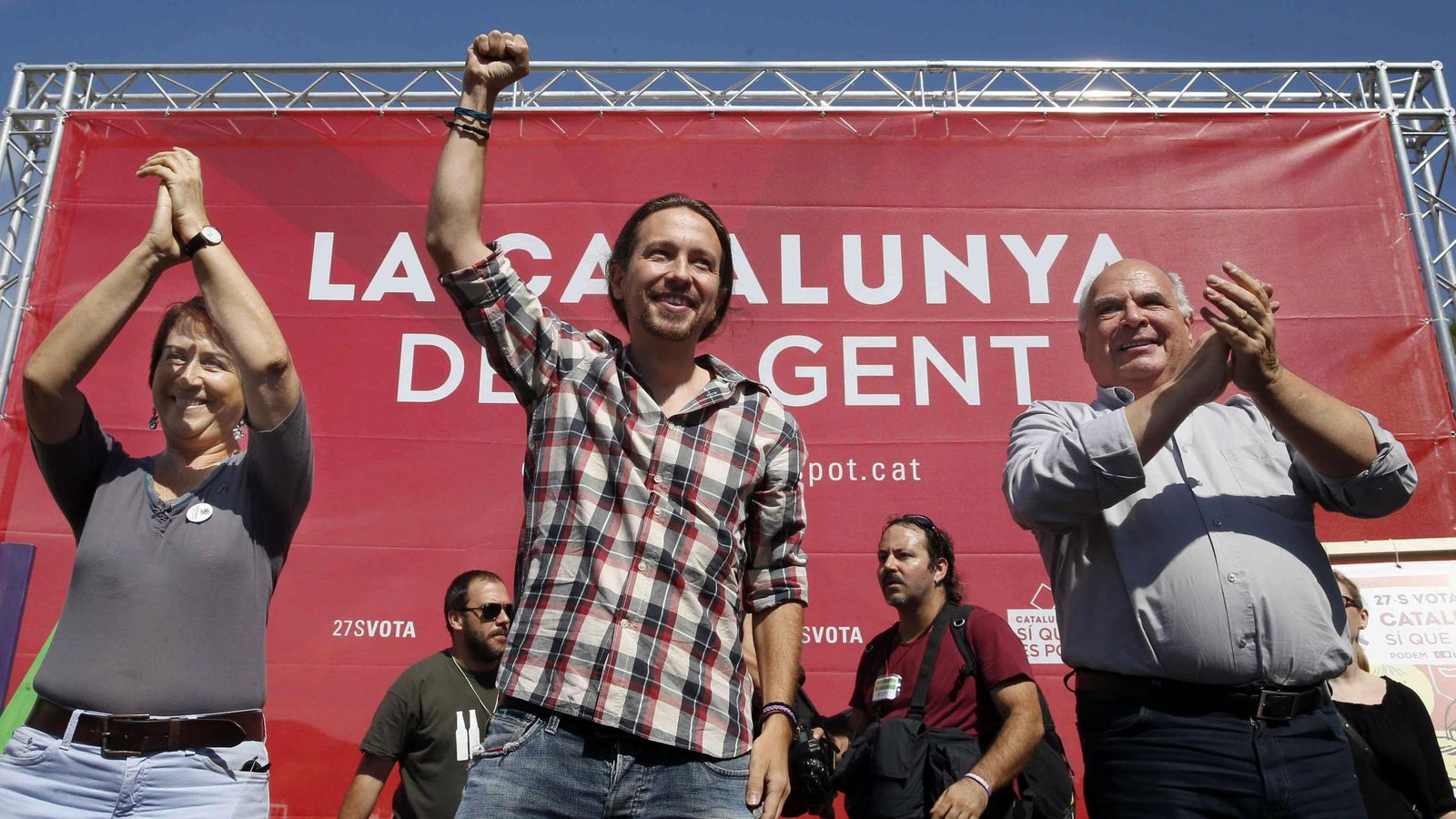 Foto: l cabeza de lista de Catalunya Sí que es Pot, Lluís Ravell, y la número dos de la candidatura Gemma Liena (i), acompañados por el secretario general de Podemos, Pablo Iglesias (c). (EFE)