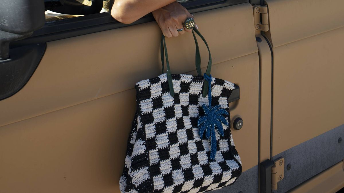 Un original bolso de crochet, unas sandalias todoterreno y un vestido bordado, entre las novedades de verano de Parfois