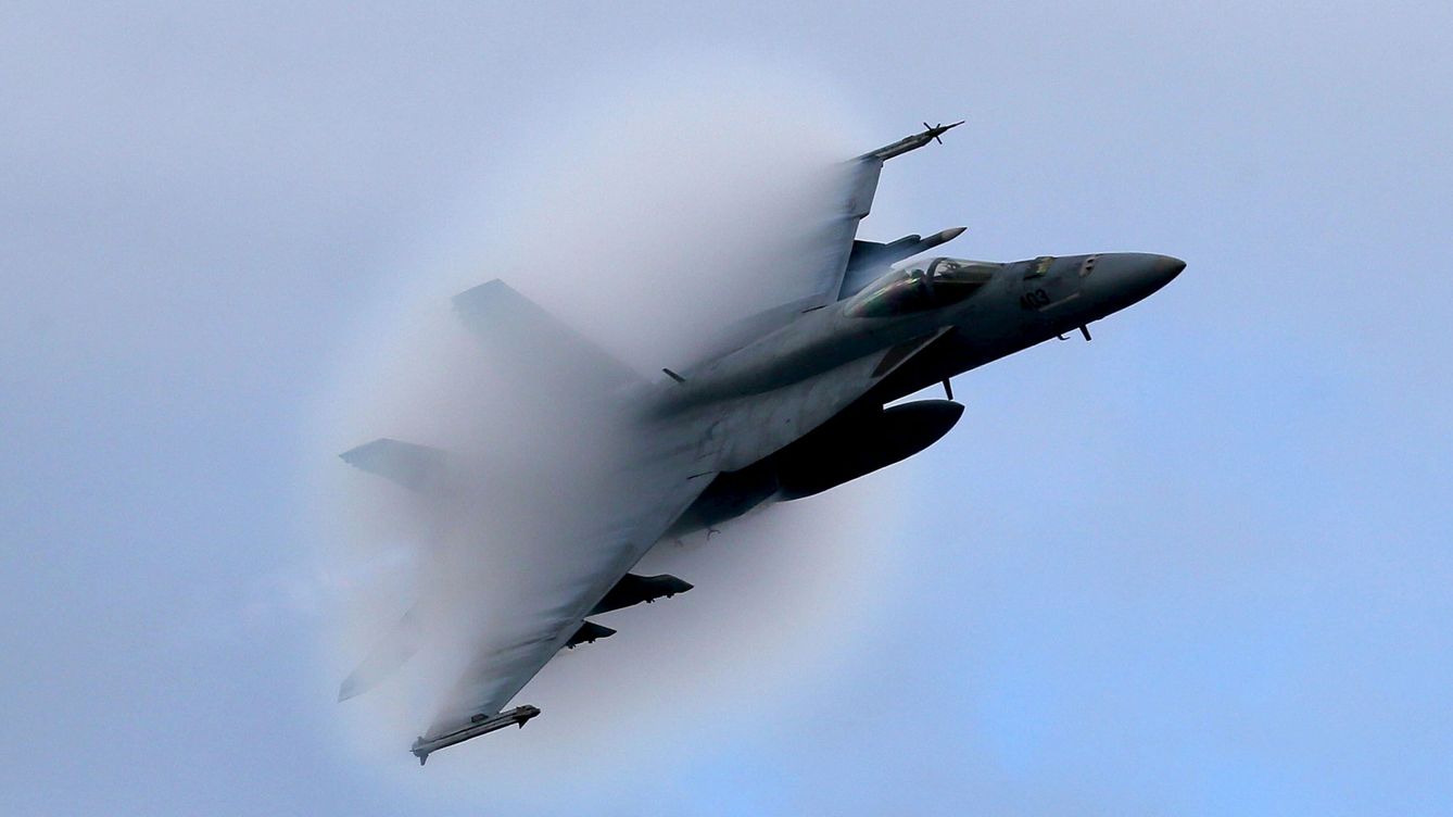 Foto: Un F-18 Super Hornet de EEUU en pleno vuelo. (Reuters)