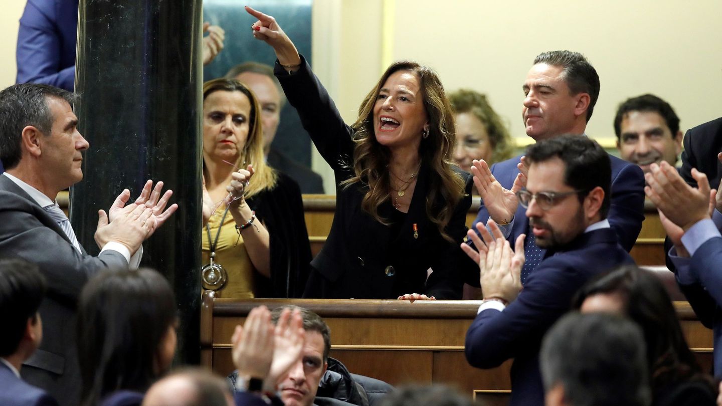 La diputada del PP Teresa Jiménez Becerril grita desde su escaño durante una de las intervenciones de Sánchez. (EFE)