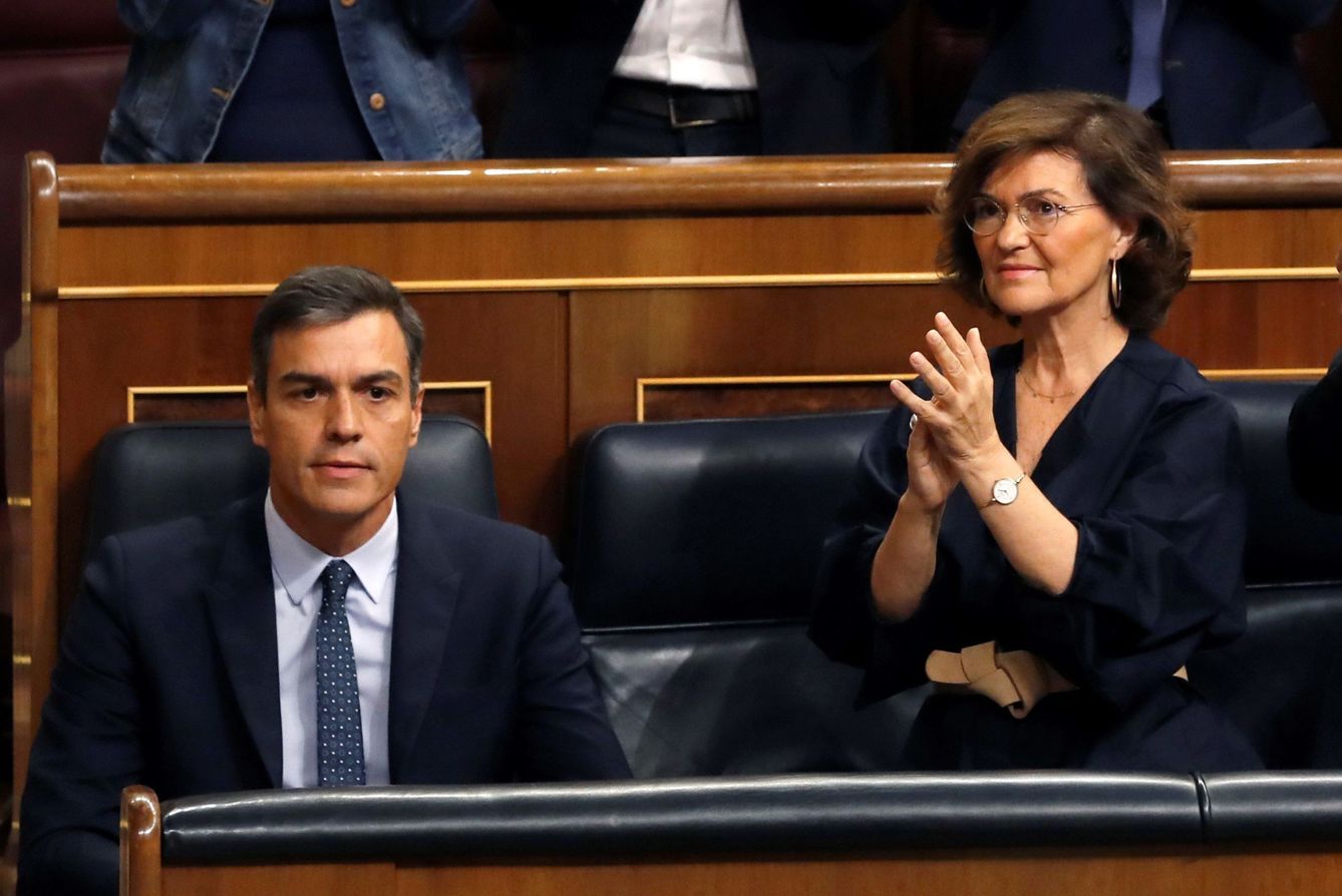 Pedro Sánchez, aplaudido por Carmen Calvo en la reciente sesión de control al Gobierno. (EFE)