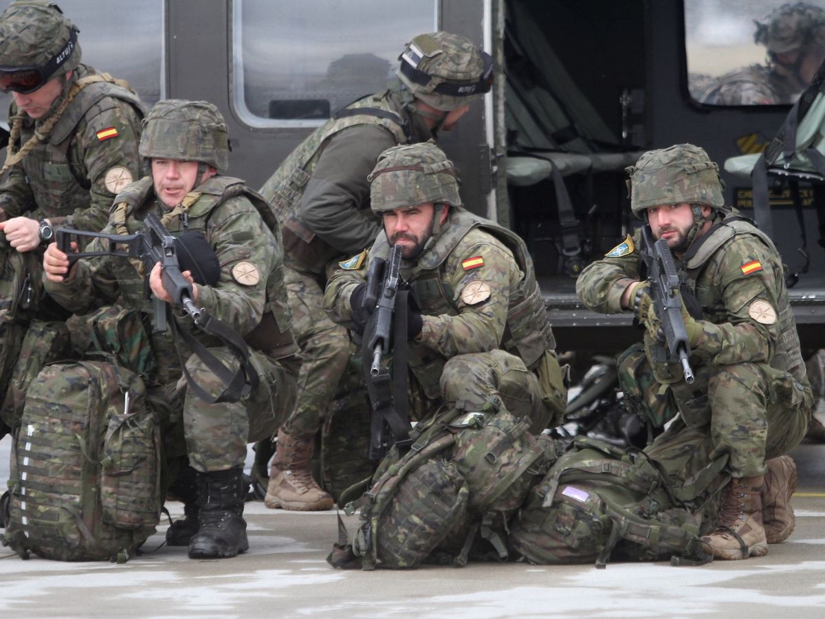 Foto: Soldados españoles de maniobras militares de la OTAN en Letonia. (EFE)