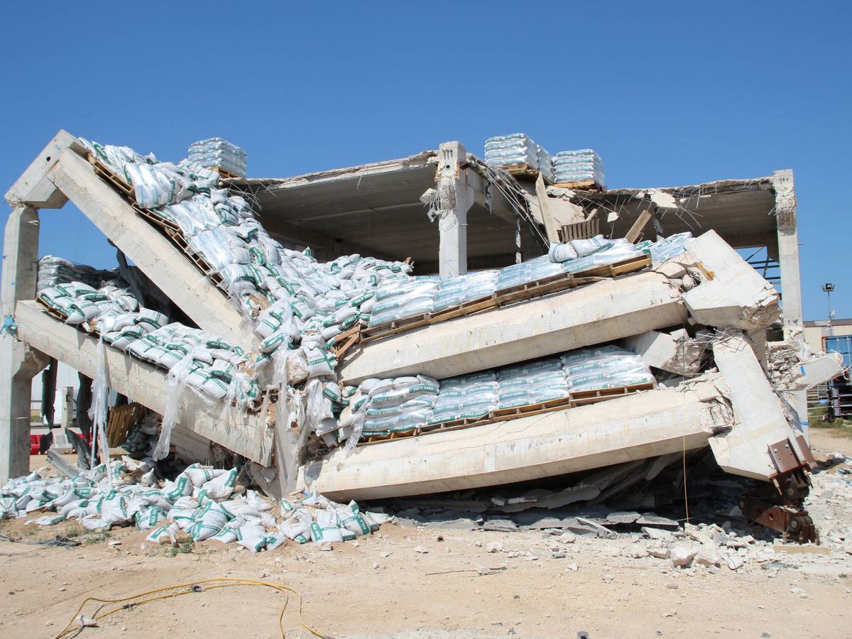 Foto: Parte del edificio de prueba colapsa y parte queda en pie. (José M. Adam)