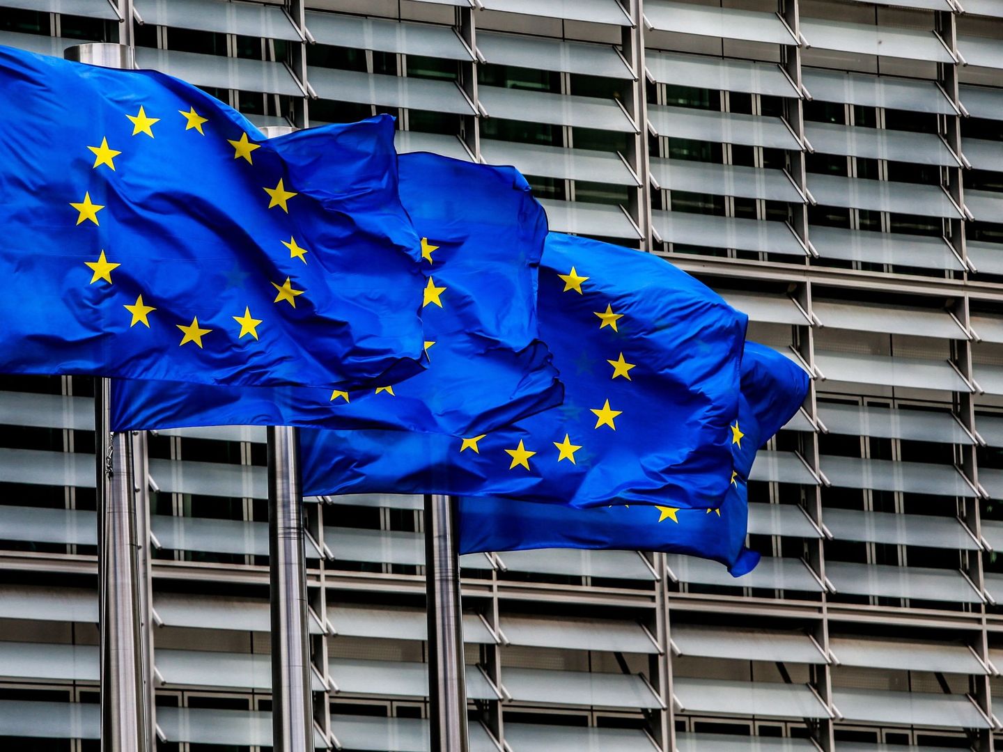 Banderas de la Unión Europea (UE) ondean frente a la sede de la Comisión Europea en Bruselas. (EFE)