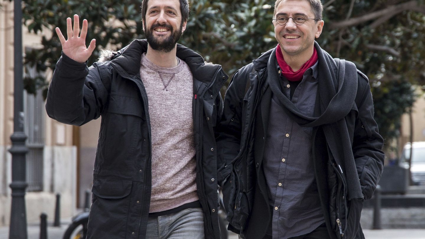 Juan Carlos Monedero (d) y Juanma del Olmo, en un acto electoral de Podemos en 2017. (EFE)