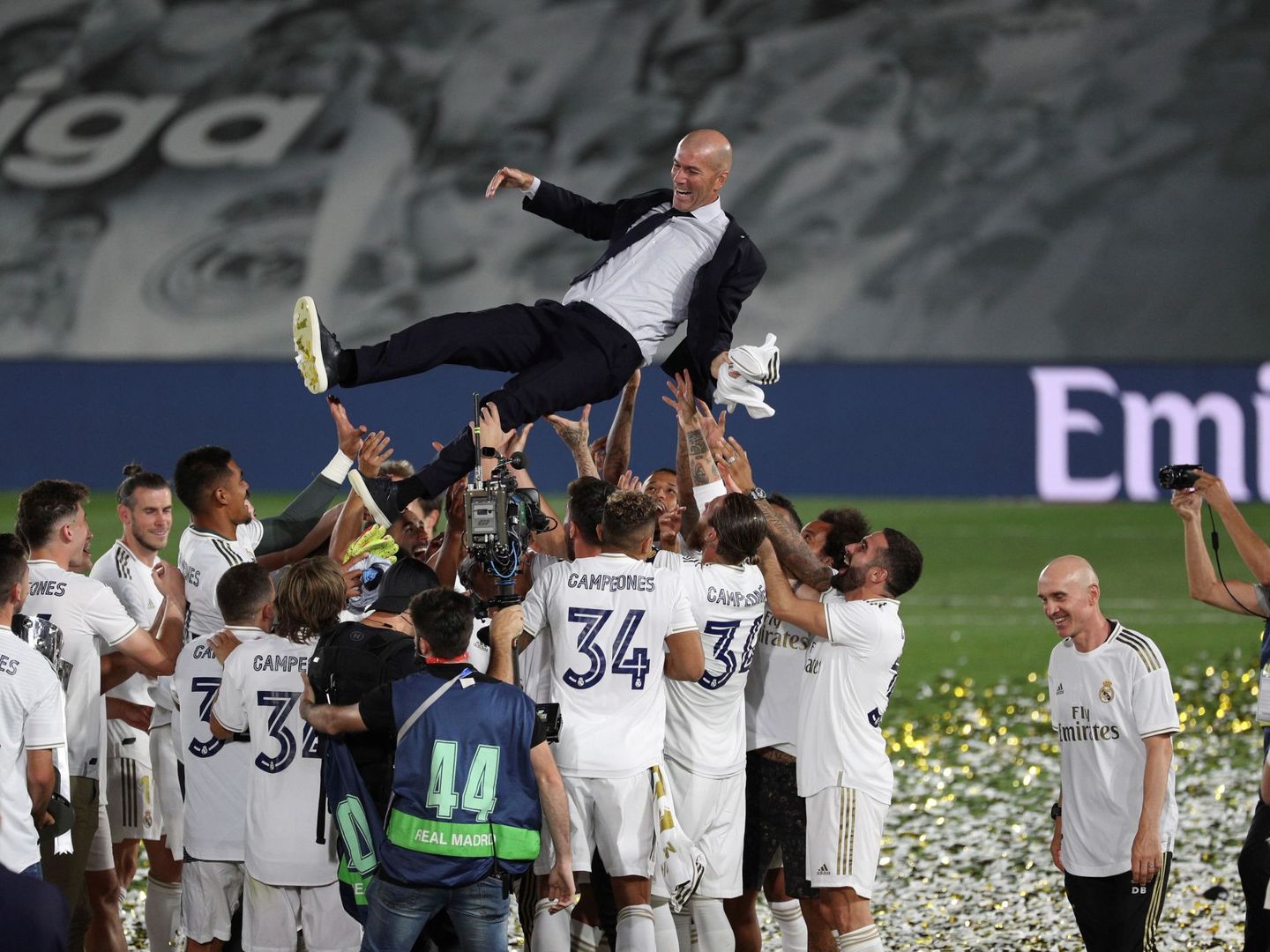 Los jugadores del Real Madrid mantean a su entrenador, Zinedine Zidane. (EFE)