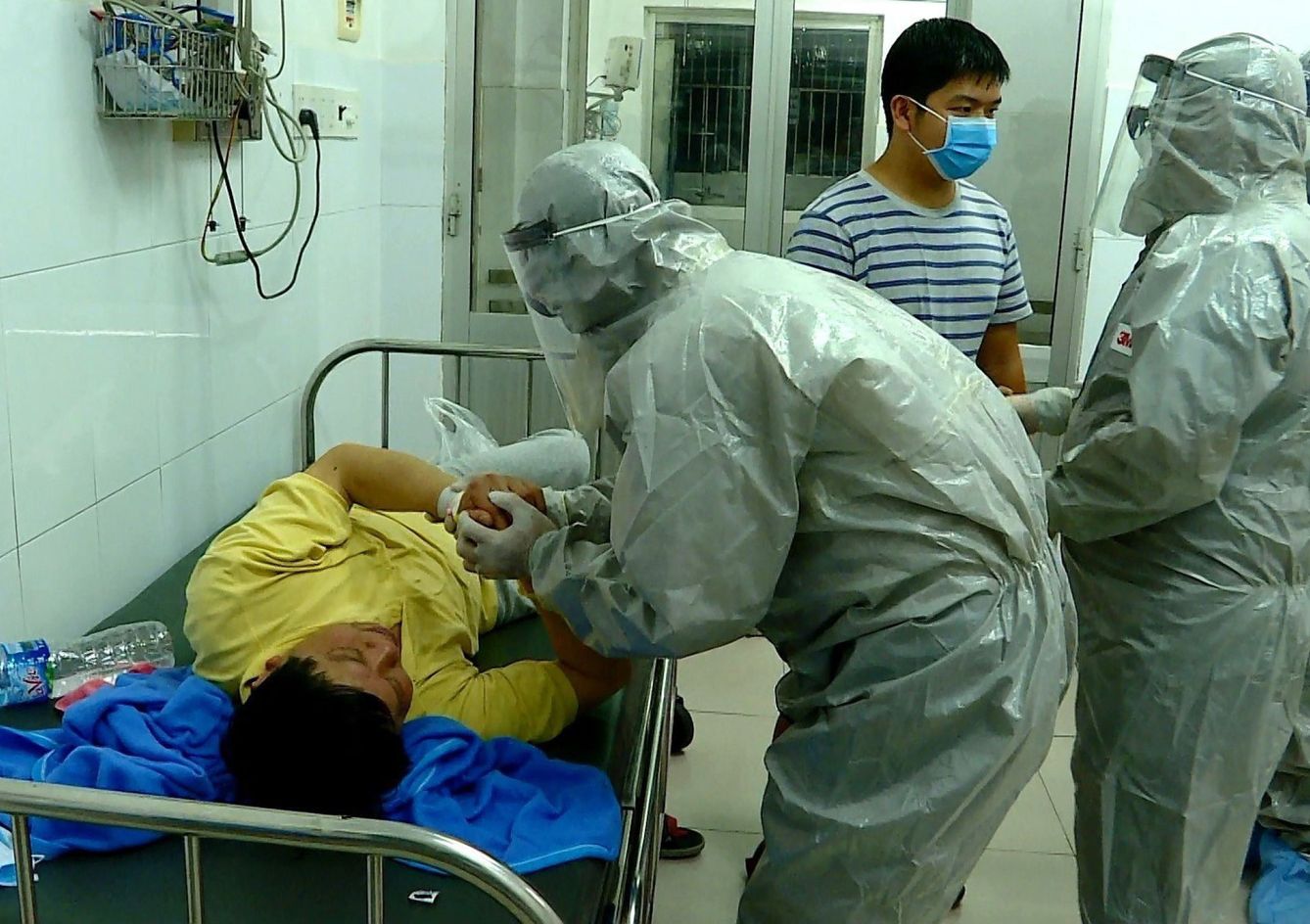Un hombre, infectado por el virus en Vietnam, es atendido por miembros del Ministerio de Sanidad del país. (EFE)