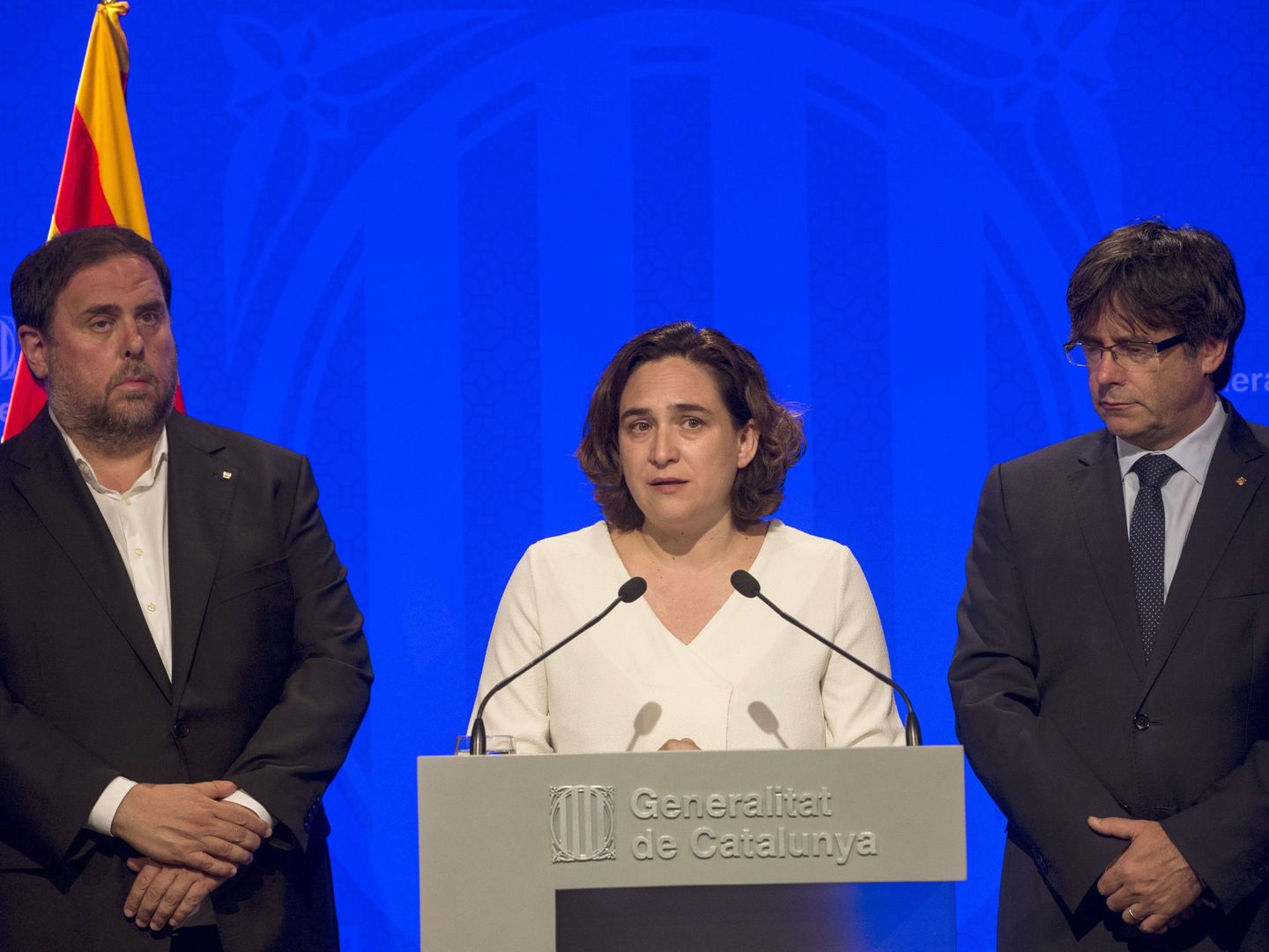 Ada Colau junto a Carles Puigdemont y Oriol Junqueras. (EFE)