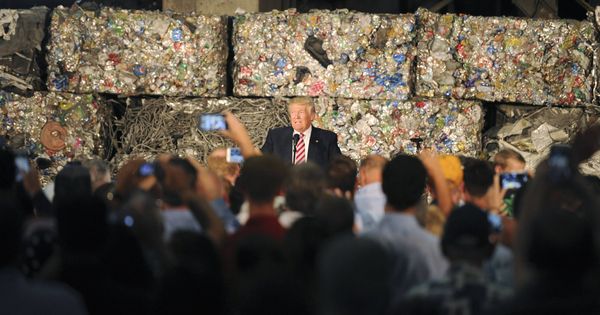 Foto: Trump durante un discurso en Alumisourse, un centro de reciclaje de metal, en Monessen, Pennsylvania. (Reuters)