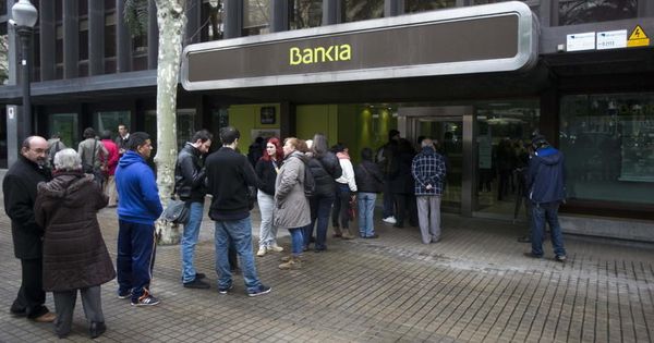 Foto: Colas a las puertas de las oficinas de Bankia para reclamar el dinero de la OPV.