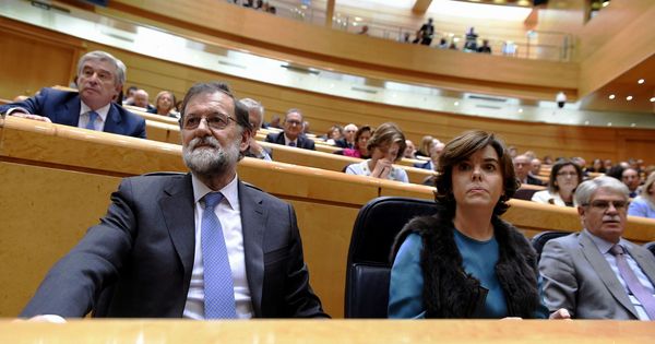 Foto: El presidente del gobierno Mariano Rajoy y la vicepresidenta Soraya Sáez de Santamaría, tras el pleno del Senado que aprobó la aplicación del artículo 155. (EFE)