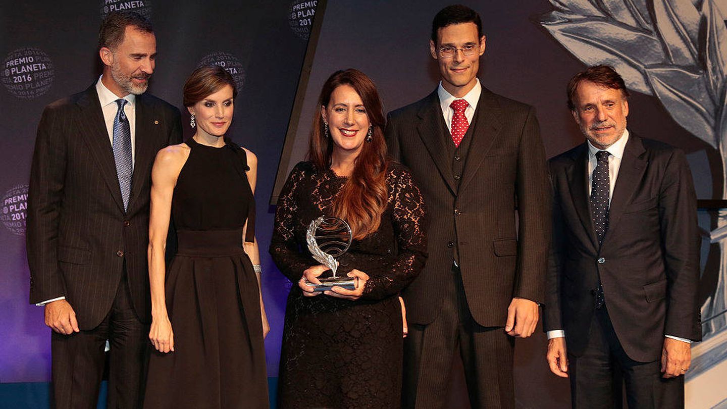 Dolores Redondo y Marcos Chicot, con los Reyes y José Crehueras en los Premios Planeta. (Getty)