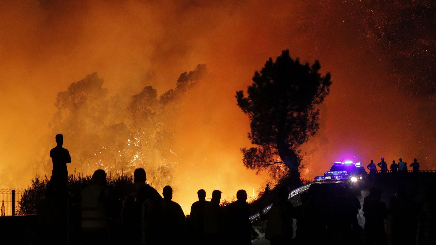 Uno de los incendios forestales que asolaron Galicia en octubre de 2017. (EFE)