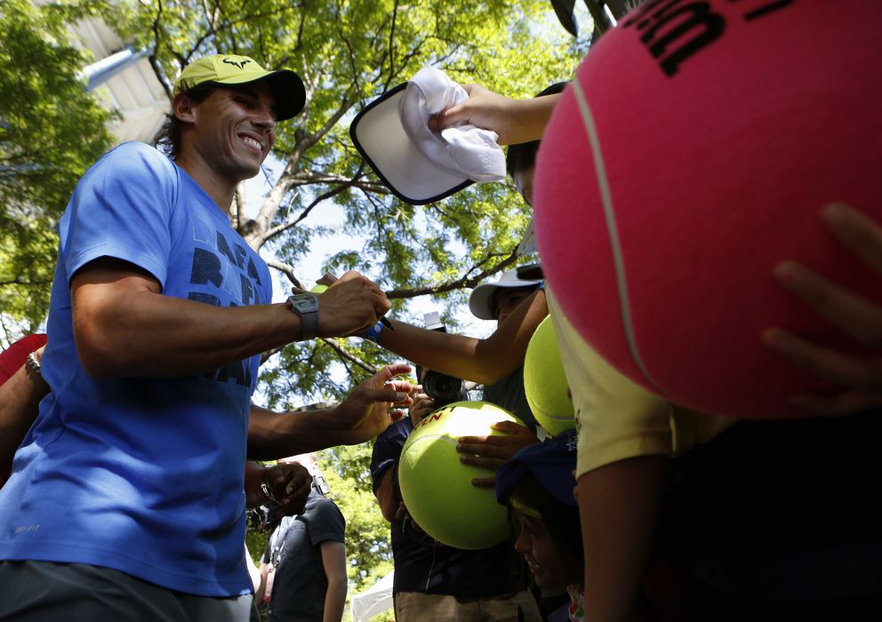Foto: Rafa Nadal firmando autógrafos en Nueva York (Reuters).
