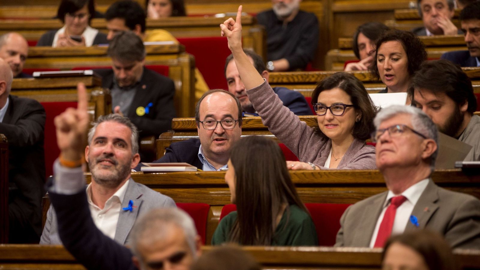 Foto:  El primer secretario del PSC, Miquel Iceta (i), y la portavoz del grupo socialista, Eva Granados (c), durante el pleno del Parlament. (EFE)
