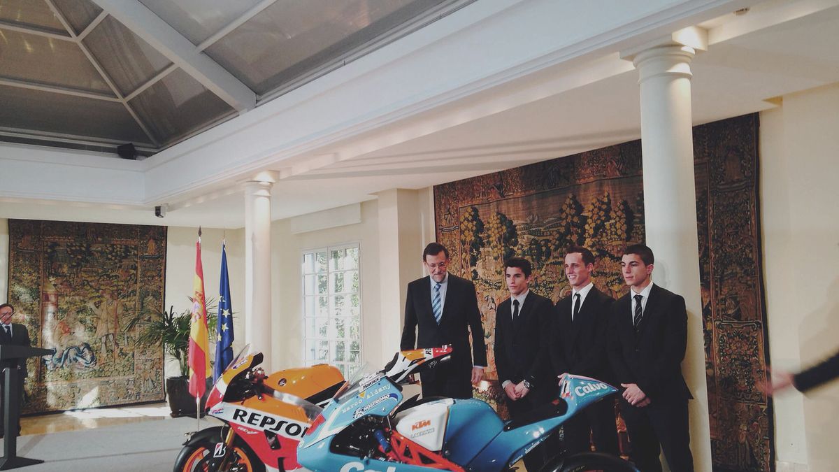 Rajoy, a los campeones de motociclismo: "No nos cobráis nada por hacernos felices"