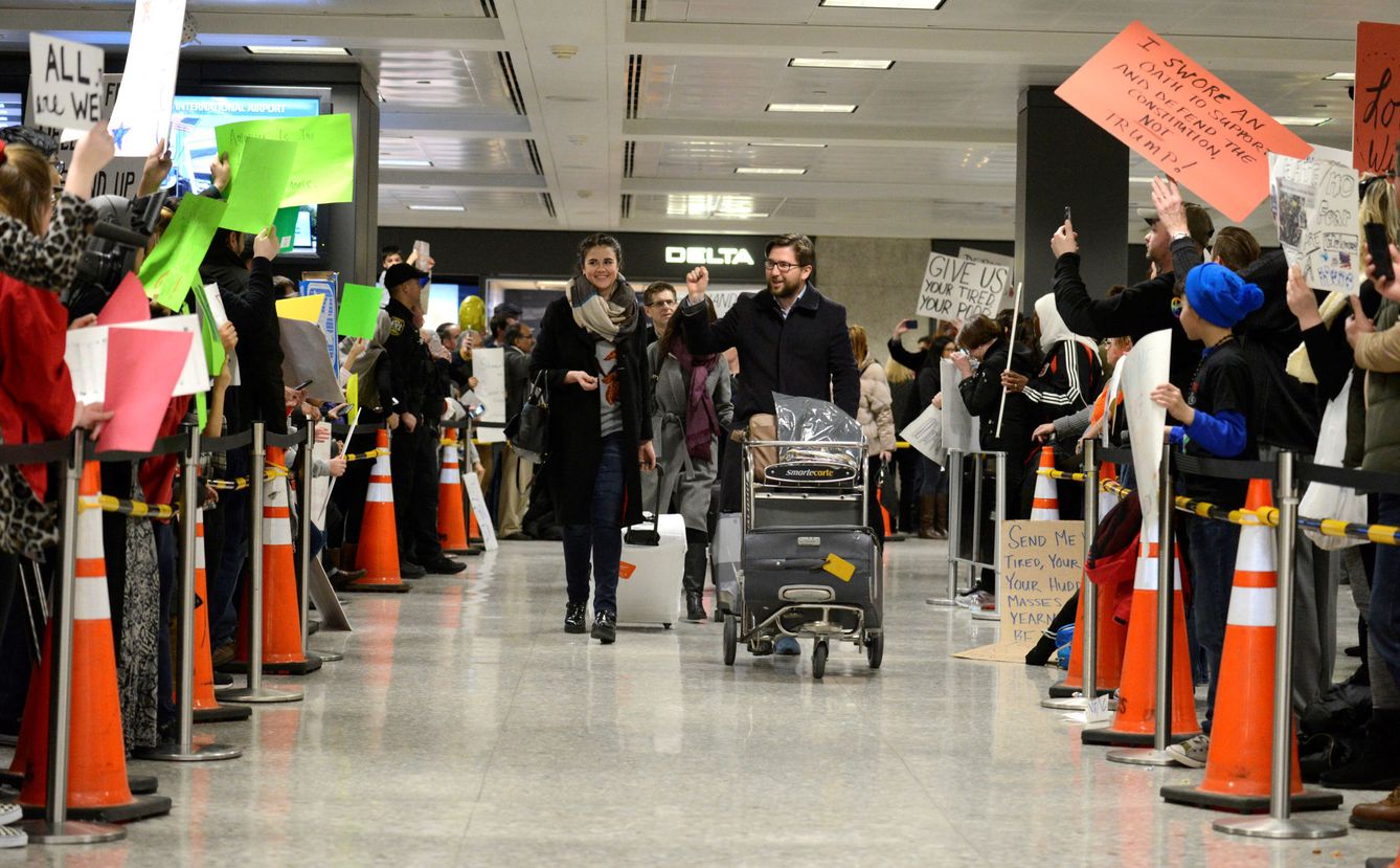 Las protestas en los aeropuertos, como en este de Washington-Dulles, se mantienen desde el sábado. (Reuters)