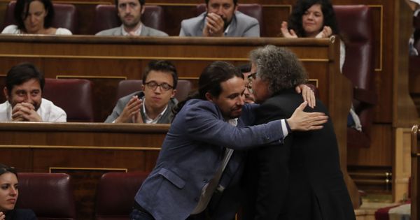 Foto: El líder de Podemos, Pablo Iglesias (i), felicita al portavoz de ERC, Joan Tardà (d). (EFE)