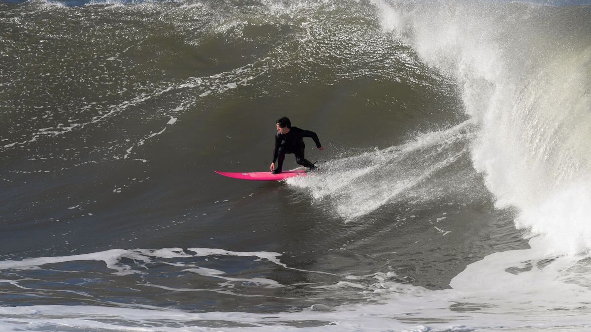 La angustiosa situación que vivió un surfista en la playa de Gijón