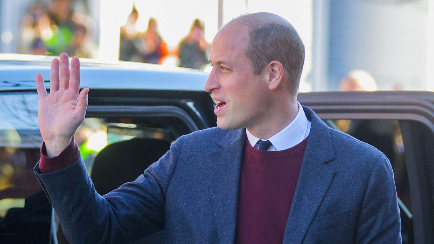El príncipe de Gales, saludando a su llegada. (Reuters/Brian Snyder)