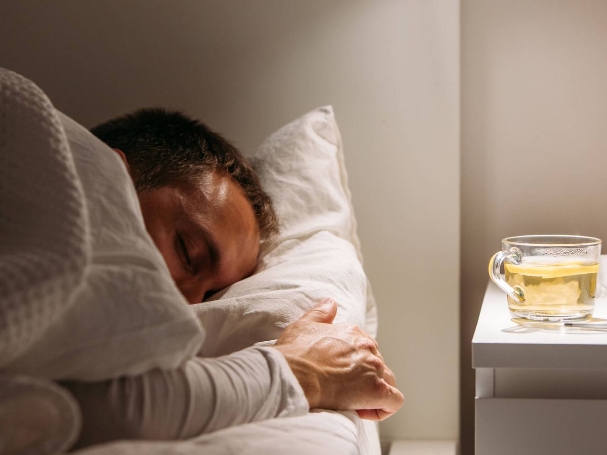 Foto: Las infusiones naturales te pueden ayudar a dormir mejor y descansar (iStock)