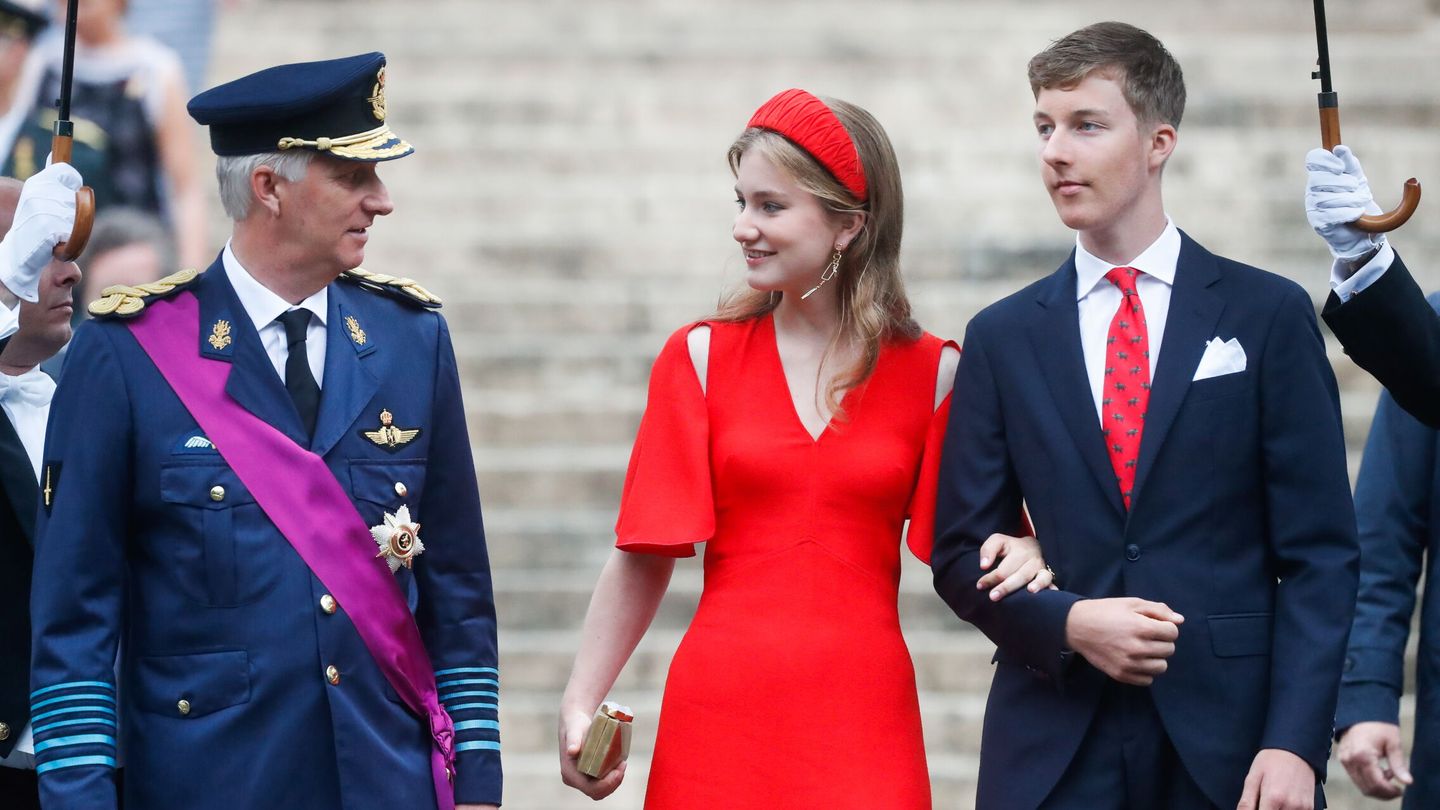 Emmanuel llevando del brazo a su hermana Elisabeth ante la mirada del rey Felipe. (Reuters) 
