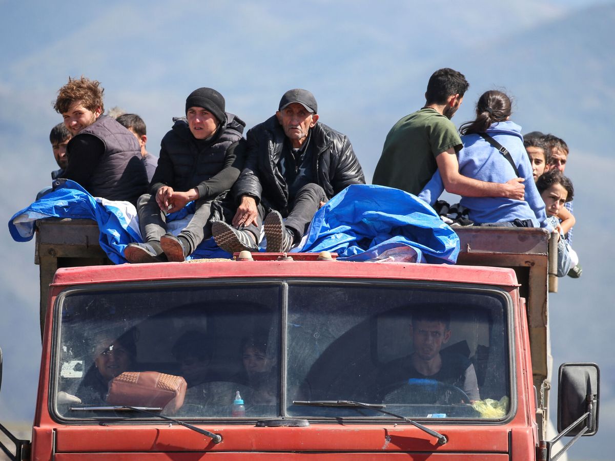 Foto: Refugiados salen de Nagorno Karabaj hacia Armenia. (Reuters/Irakli Gedenidze)