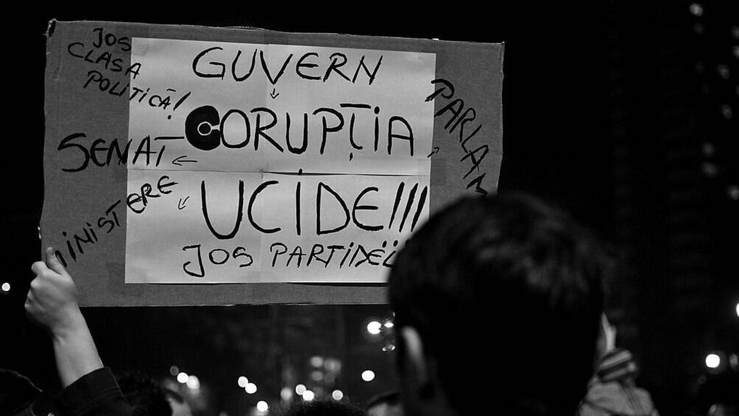 '¡Abajo la clase política! 'Protesta #corruptionkills el 4 de noviembre en Bucarest. Foto: J. Stimp/wikipedia.