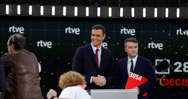 Foto: El presidente del Gobierno y candidato del PSOE, Pedro Sánchez (c), junto a su jefe de gabinete,  (d), antes del comienzo del primer debate electoral. (EFE)