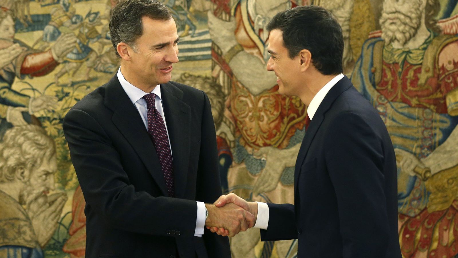 Foto: Felipe VI saluda a Pedro Sánchez en el Palacio de la Zarzuela. (EFE)