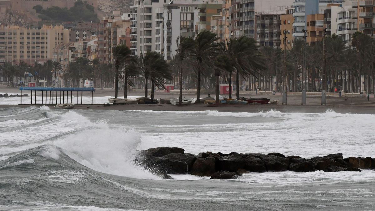El fuerte oleaje destroza el litoral andaluz: paseos anegados y chiringuitos arrasados