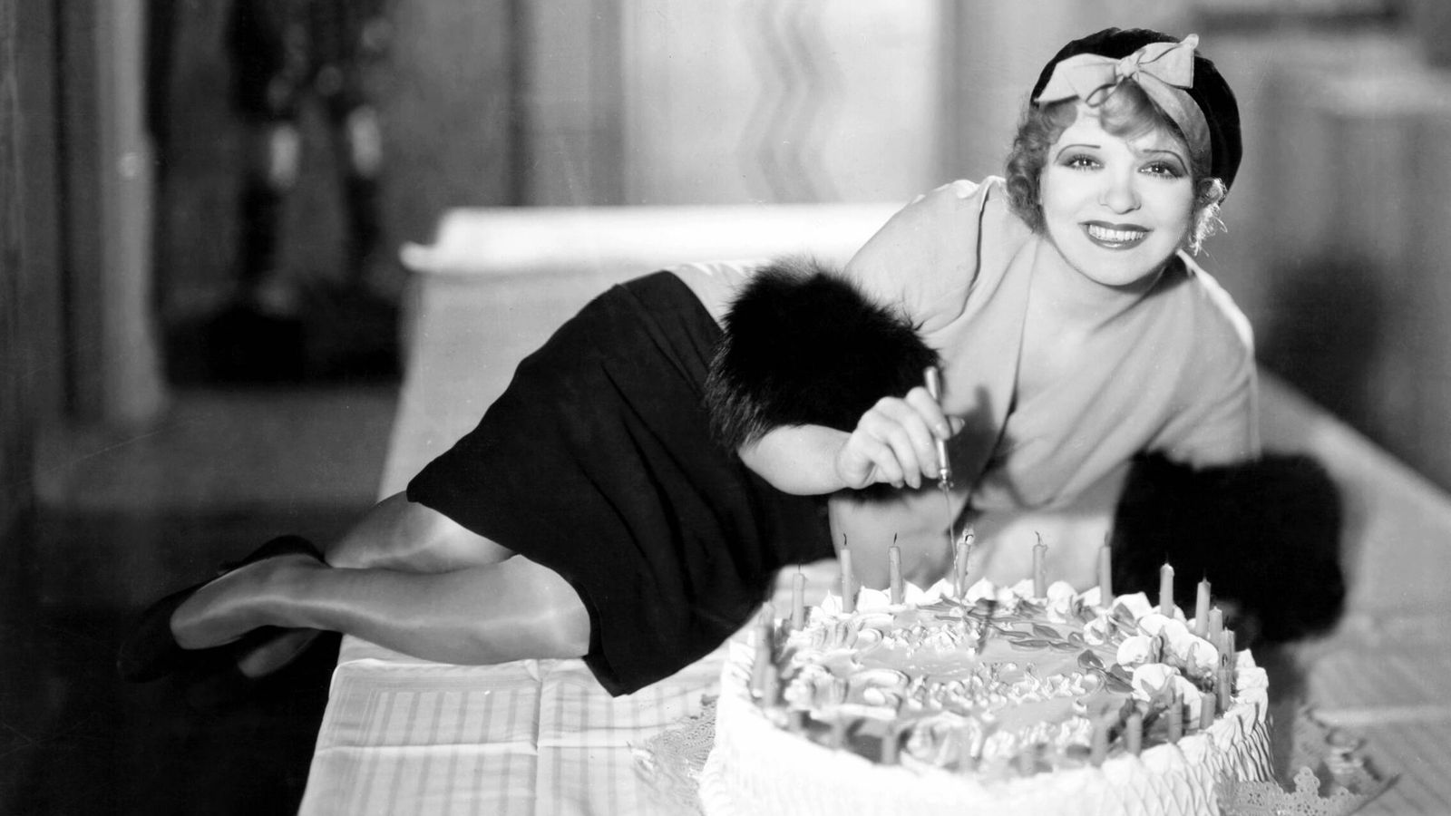 Clara Bow celebrando su 25 cumpleaños en el set de 'Her Wedding night' en 1930. (Gtres/Cortesía de Everett Collection)