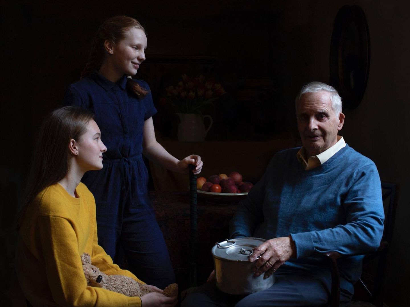 Fotografía realizada por Kate Middleton. Steven Frank, superviviente del Holocausto, y dos de sus nietas. (Kensington Palace)