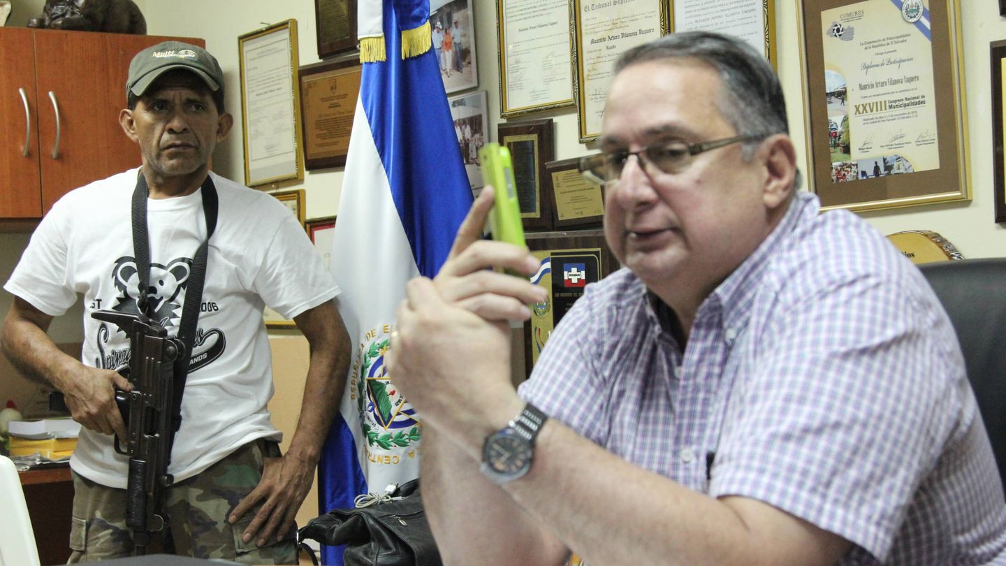Mauricio Vilanova y su escolta en El Salvador. (J.B.)