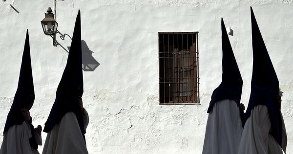 Foto: Cuatro nazarenos de la Hermandad de la Sangre en Córdoba. (EFE)