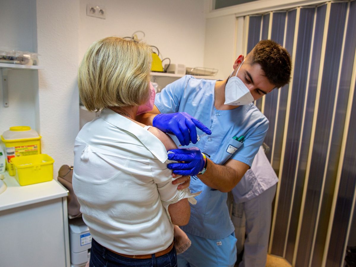Foto: Vacunación con la tercera dosis a los mayores de 70 años en Euskadi. (EFE)