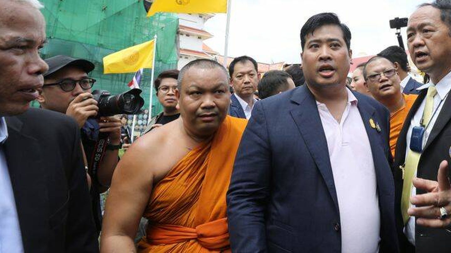 El hijo del rey de Tailandia, Vacharaesorn Vivacharawongse, visita Bangkok. (EFE)