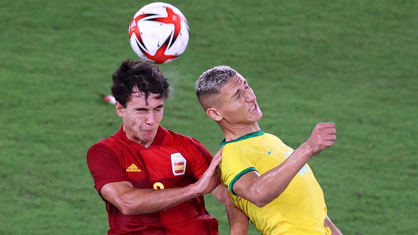Eric García y Richarlison luchan por un balón. (Reuters)
