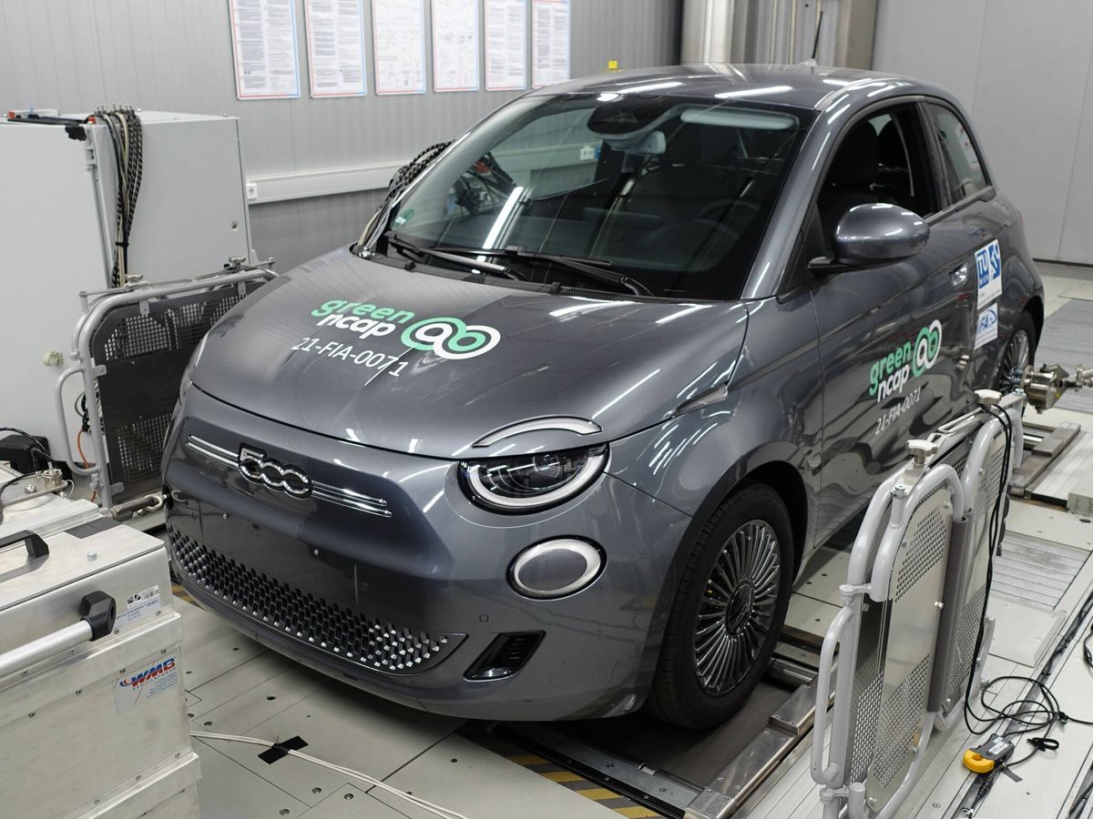 Foto: El Fiat 500e, durante una de las pruebas de laboratorio a las que son sometidos los coches por Green NCAP.