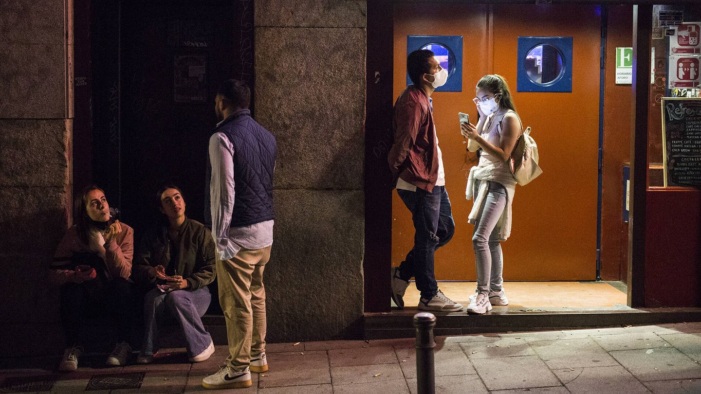 Varias personas, a la puerta de un local de ocio nocturno. (Alejandro Martínez Vélez)