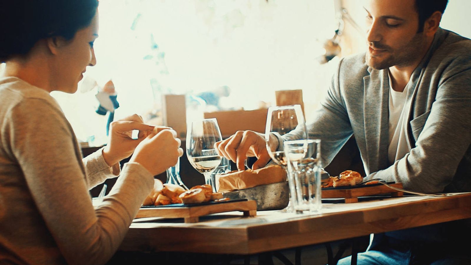 Foto: Una pareja, comiendo en un restaurante. (iStock)