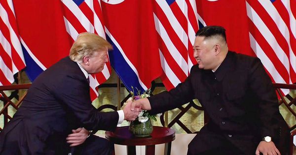 Foto: Captura de vídeo en la que aparecen el presidente de EEUU, Donald Trump, y el líder norcoreano, Kim Jong-un, durante su segunda cumbre, en Hanói. (EFE)