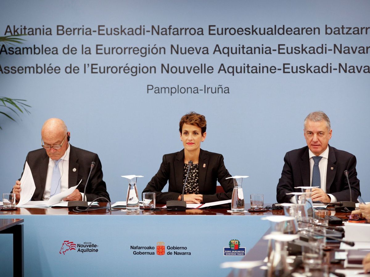 Foto: Urkullu, Chivite y Alain Rousset, presidente de Aquitania, durante la asamblea extraordinaria de la Eurorregión vasca del pasado año. (EFE)
