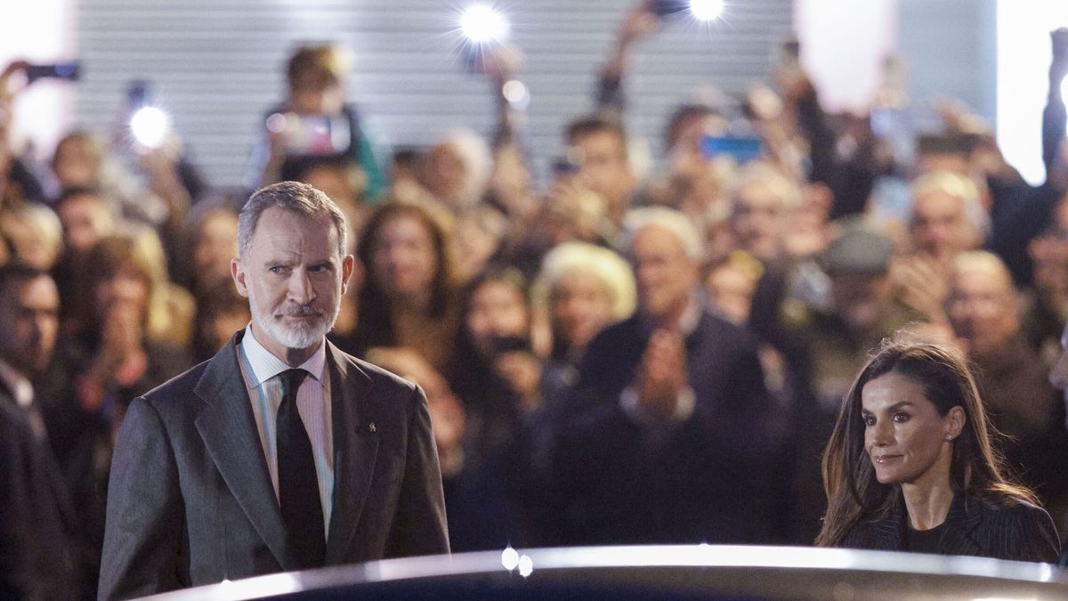 Vivas al Rey y encuentro privado con los familiares y afectados: la multitudinaria visita de Felipe y Letizia a Valencia