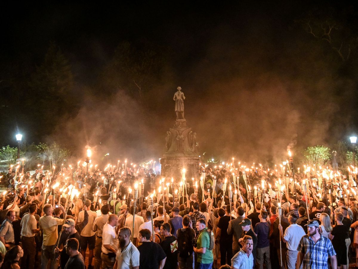 Foto: Nacionalistas blancos durante la marcha "Unid a la derecha" en Charlottesville. (Reuters)