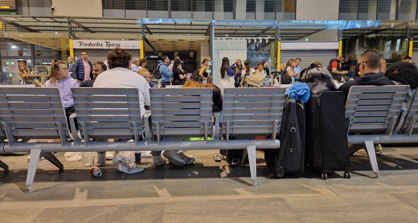 Un grupo de personas que ha pasado la noche en la estación de Santa Justa. (C. R.)